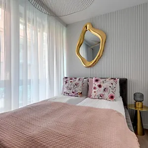 Scala 60h Center Premium With Parking By Lion Apartament